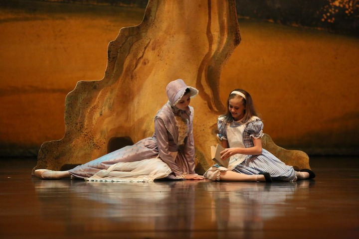 Alice & Sister - Bianca Scudamore, Sarah Thompson